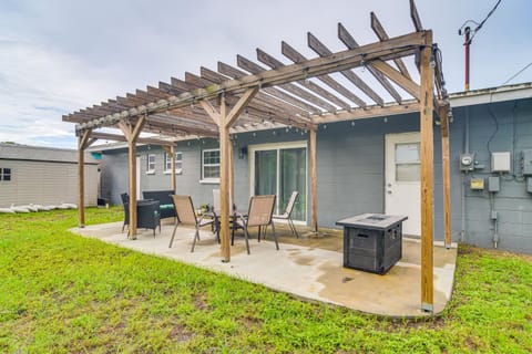 6 Mi to Beaches! Seminole Home with Furnished Patio House in Seminole