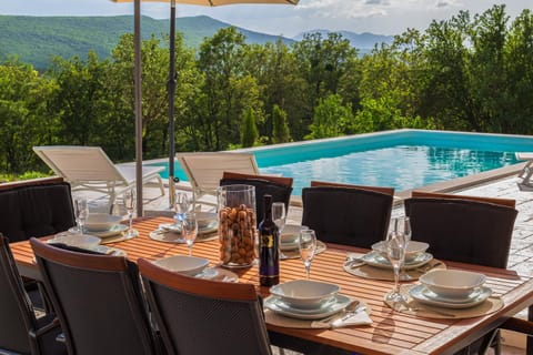 Day, Natural landscape, Dining area, Mountain view, Pool view, Swimming pool, sunbed
