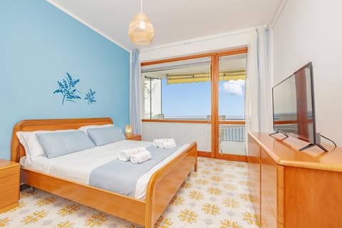 Bed, TV and multimedia, Photo of the whole room, Evening entertainment, Bedroom, towels
