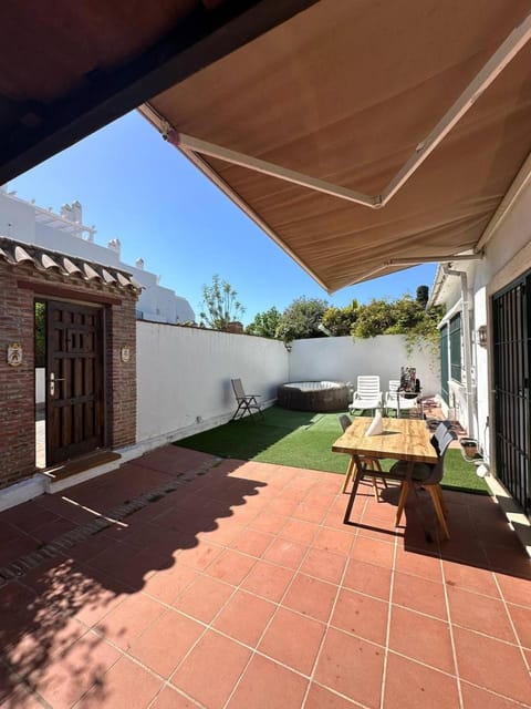 Day, Dining area, Swimming pool, sunbed