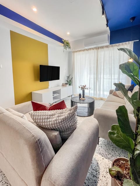 Communal lounge/ TV room, TV and multimedia, Living room, Seating area, Evening entertainment