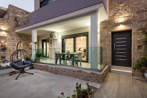 Property building, Patio, Balcony/Terrace, Seating area, Dining area
