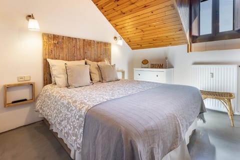 Photo of the whole room, Mountain view, wardrobe