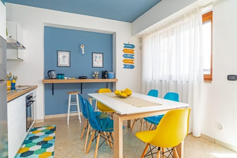 Kitchen or kitchenette, Seating area, Dining area, stove