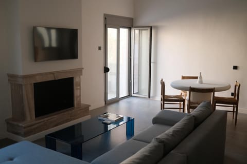 Communal lounge/ TV room, TV and multimedia, Living room, Seating area, Dining area, Evening entertainment