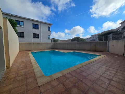 Day, Swimming pool, sunbed