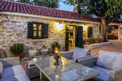 Property building, Patio, Restaurant/places to eat, Night, Balcony/Terrace, Seating area, Inner courtyard view