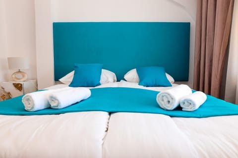 Bed, Bedroom, towels