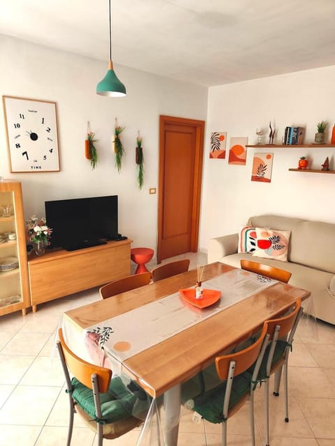 Communal lounge/ TV room, TV and multimedia, Kitchen or kitchenette, Living room, Seating area, Dining area, Evening entertainment