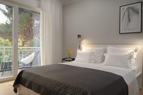 Bedroom, Quiet street view