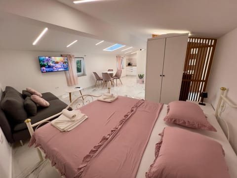Bed, TV and multimedia, Photo of the whole room