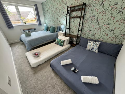 Bed, Photo of the whole room, Seating area, Bedroom, towels