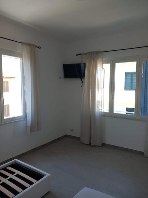 Communal lounge/ TV room, Bed, TV and multimedia, Photo of the whole room, Bedroom