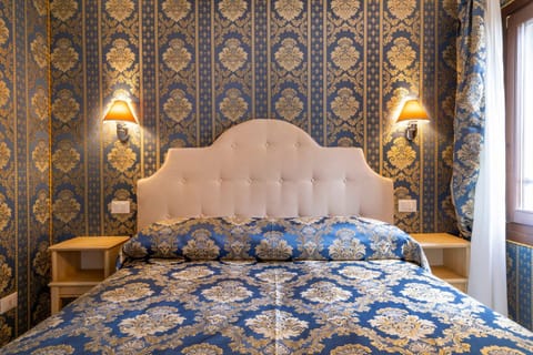Bed, Photo of the whole room, Decorative detail