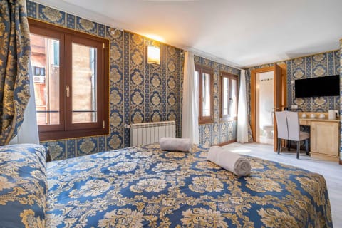 Bed, TV and multimedia, Living room, Photo of the whole room, Seating area, Bedroom