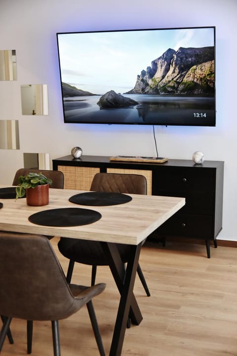 TV and multimedia, Living room, Dining area