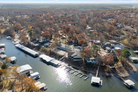 Near Disney Tmorrows Grand Getaway with Dock! House in Lake O The Cherokees