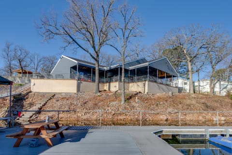 Near Disney Tmorrows Grand Getaway with Dock! House in Lake O The Cherokees