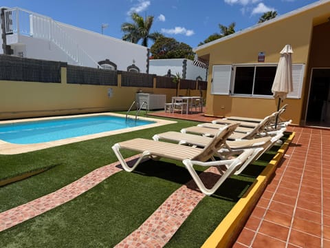 Property building, Patio, Day, Pool view, Swimming pool, sunbed