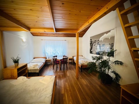 Seating area, Bedroom, towels