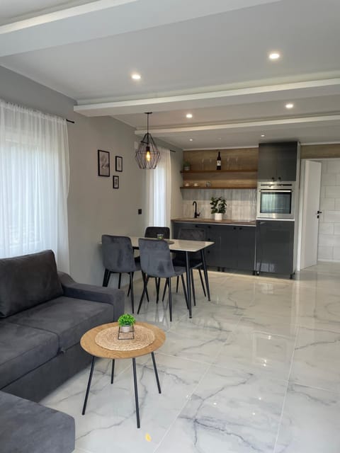 Kitchen or kitchenette, Seating area, Dining area, stove