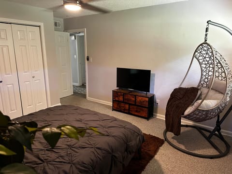 Bed, TV and multimedia, Living room, Seating area, Bedroom