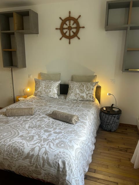 Bed, Photo of the whole room, Bedroom, storage