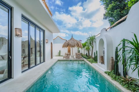 Property building, Patio, Day, Pool view, Swimming pool, Swimming pool, sunbed