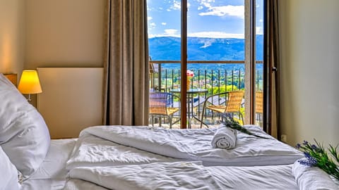Bed, View (from property/room), Balcony/Terrace, Bedroom, Mountain view, towels