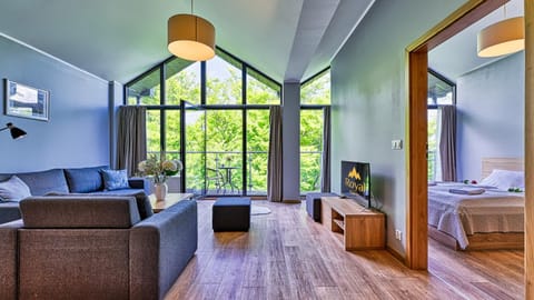 Bed, TV and multimedia, Seating area, Bedroom