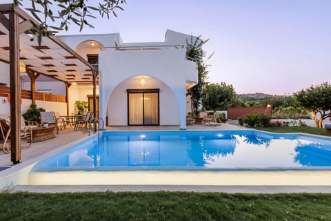 Property building, Swimming pool, sunbed
