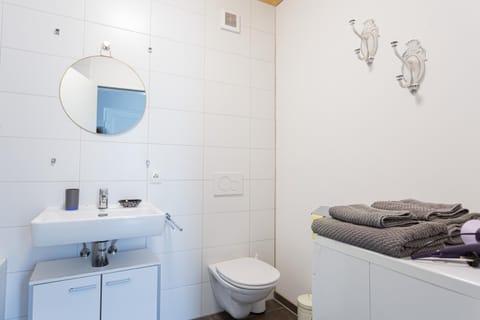 Toilet, Bathroom, towels