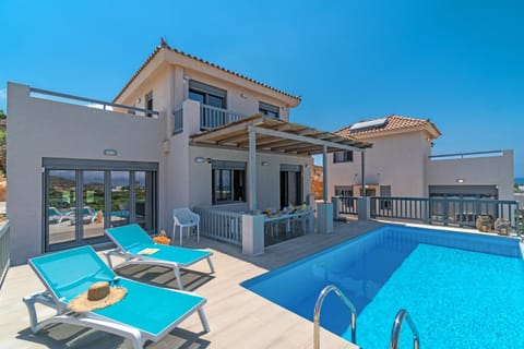 Property building, Day, View (from property/room), Balcony/Terrace, Pool view, Swimming pool, sunbed