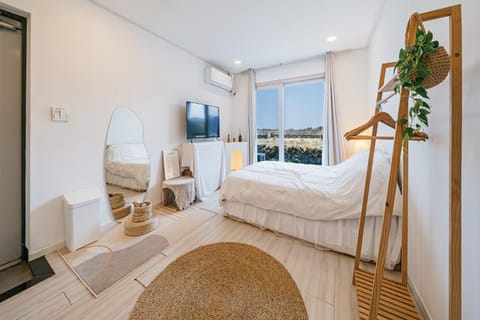 Bed, TV and multimedia, Photo of the whole room, Bedroom