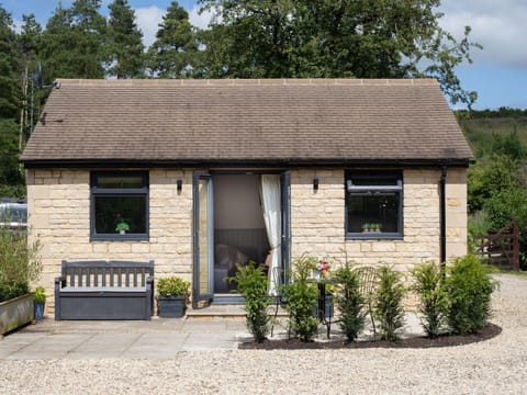 Property building, Garden, Seating area, Dining area, Garden view