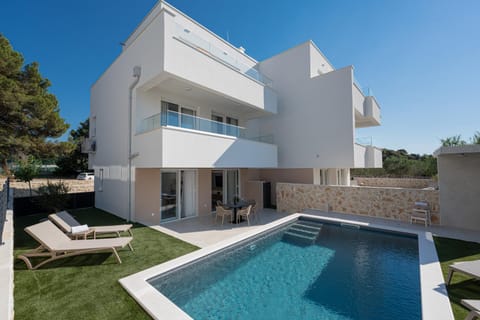 Property building, Day, Swimming pool, sunbed