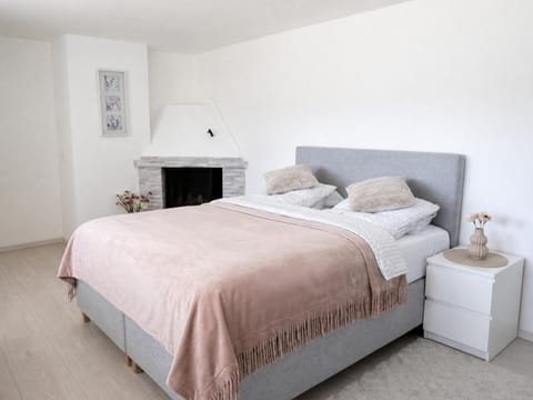Bed, Photo of the whole room, Seating area, Bedroom, fireplace, internet, internet