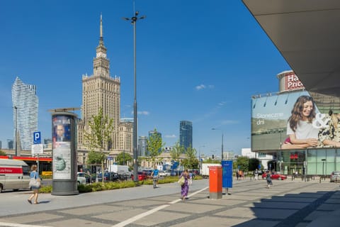 Day, People, Neighbourhood, City view, Landmark view, Street view, Location