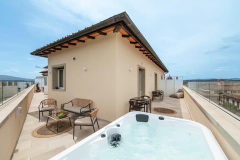 Natural landscape, Hot Tub, Hot Tub, View (from property/room), Balcony/Terrace