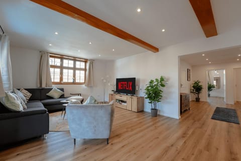 Communal lounge/ TV room, TV and multimedia, Living room, Seating area, Evening entertainment