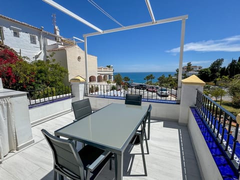 Property building, Balcony/Terrace, Living room