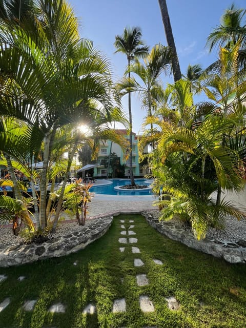 Property building, Garden, Swimming pool