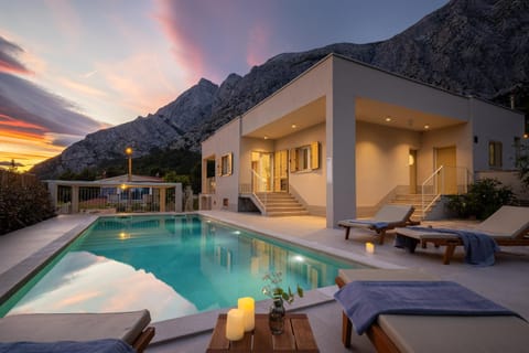 Summer House Lea - Villa with heated pool and sea view Villa in Baška Voda