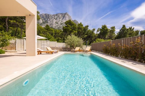 Property building, Natural landscape, Mountain view, Pool view, Swimming pool
