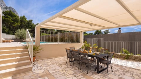 Summer House Lea - Villa with heated pool and sea view Villa in Baška Voda