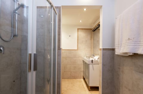 Shower, Bathroom, towels