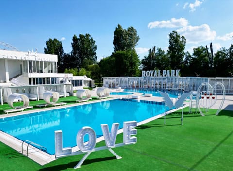 Property building, Day, Pool view, Swimming pool, sunbed