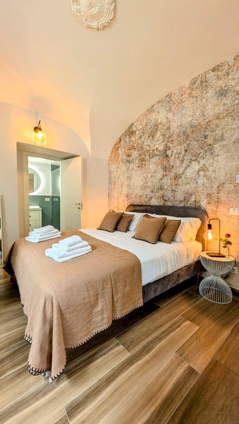 Bed, Photo of the whole room, towels