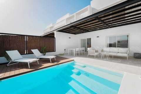 Balcony/Terrace, Swimming pool, sunbed