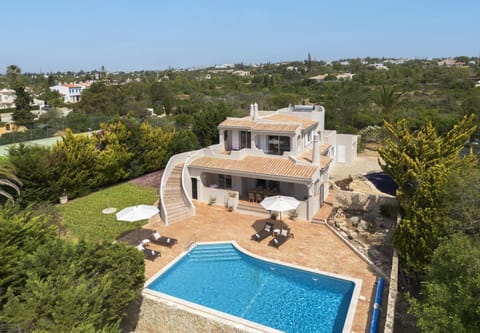 Property building, Off site, Day, Natural landscape, Garden, Swimming pool, Swimming pool